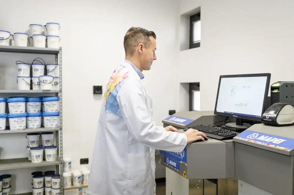 Dipendente-al-lavoro-sul-tintometro